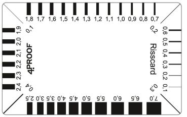 Abgebildet ist die Pfeil-Risskarte der Firma 4Proof in der Ansicht der Seite mit den aufgedruckten Rissvergleichsmaßstäben. Zusätzlich zu den an allen vier Seiten befindlichen linearen Maßstäben sind in den vier Ecken diagonale Rissvergleichsmaßstäbe in g